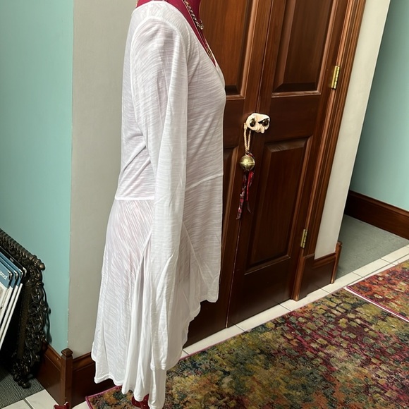 BCBG Top NWOT White asymmetrical hem burnout long sleeve stretch Size M - Picture 6 of 11